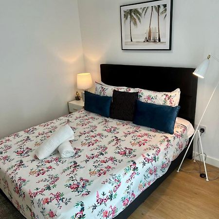 Spacious Urban Gem Apartment With Parking Bracknell Exterior foto